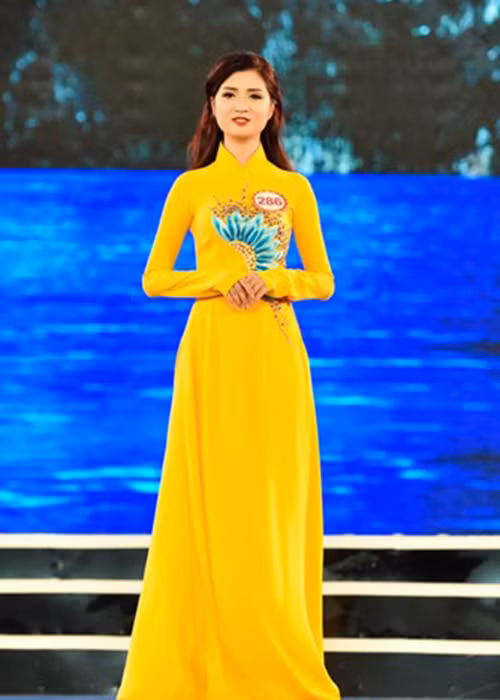 Người đẹp Quảng Ninh duyên dáng trong tà áo dài ở phần thi trang phục áo dài truyền thống.