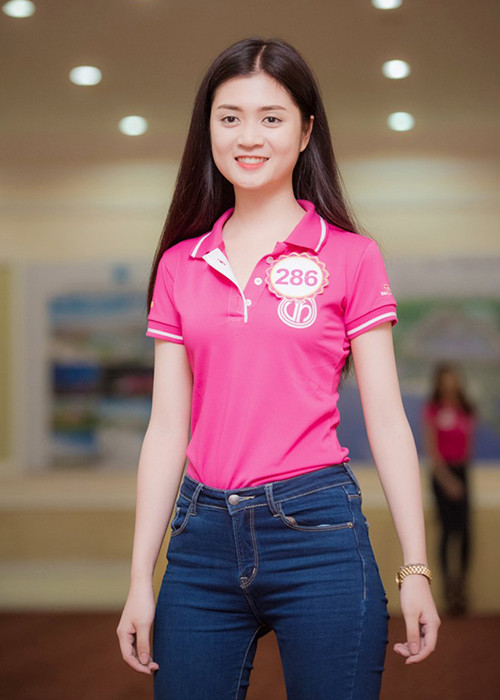 Huyền Trang chia sẻ, cô không có bí quyết tập luyện hay ăn uống nào để có vòng eo con kiến như vậy. (Ảnh: Zing)