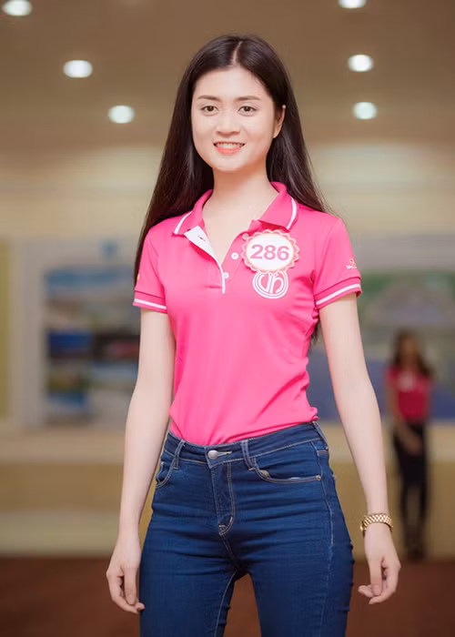 Huyền Trang chia sẻ, cô không có bí quyết tập luyện hay ăn uống nào để có vòng eo con kiến như vậy. (Ảnh: Zing)