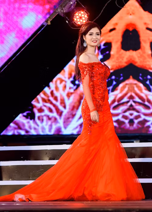 Trải qua ba phần thi, Huyền Trang lọt top 18 thí sinh khu vực phía Bắc bước vào chung kết Hoa hậu Việt Nam 2016. (Ảnh: Zing)