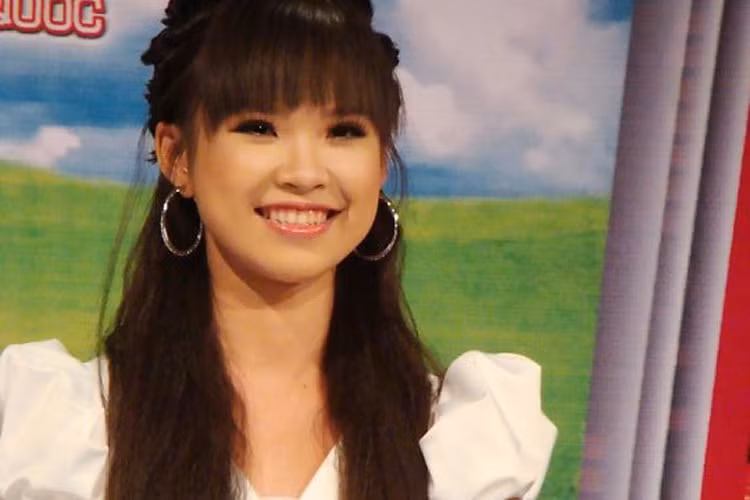 Khởi My là nghệ sĩ đoạt giải nhất cuộc thi Tiếng ca học đường 2007. Sự nghiệp ca hát của cô đánh dấu với bản hit “Vì sao”. Tuy nhiên, chỉ đến khi tham gia Gương mặt thân quen mùa đầu tiên, Khởi My mới thực sự tỏa sáng. 