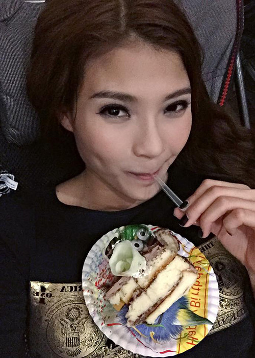 Thúy Diễm thích thú ăn bánh kem đoàn làm phim tặng và tưởng tượng đang đón sinh nhật trên biển cùng người yêu.