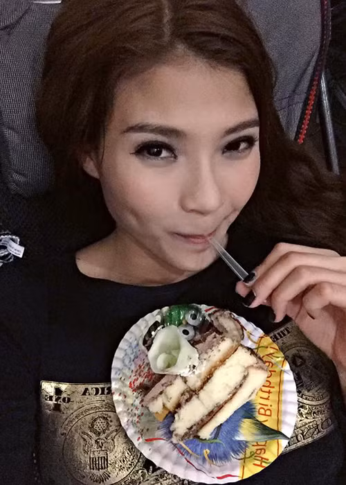 Thúy Diễm thích thú ăn bánh kem đoàn làm phim tặng và tưởng tượng đang đón sinh nhật trên biển cùng người yêu.