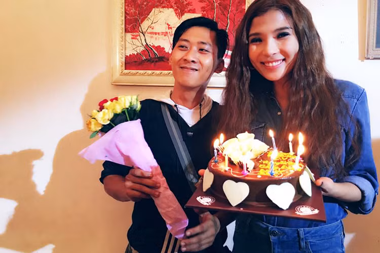 Bà xã Lương Thế Thành vui vẻ chụp hình kỉ niệm cùng các thành viên trong đoàn.