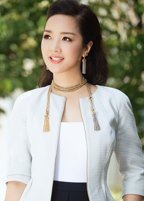 Người đẹp cũng chuộng gu trang điểm nhẹ, thanh nhã. Vẻ đẹp tự nhiên của Giáng My làm say đắm người đối diện.