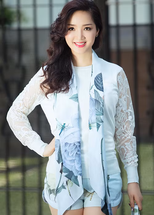 Khác hẳn với hình ảnh lộng lẫy, cầu kỳ trên thảm đỏ, phong cách thời trang xuống phố của Giáng My thiên về sự nhẹ nhàng.