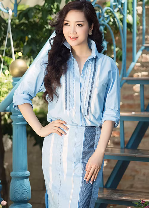 Giáng My lựa chọn trang phục đơn giản ở đời thường nhưng vẫn giúp cô trông trẻ trung như thiếu nữ.