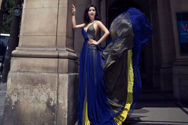 Theo đó, trong bộ ảnh mới, vùng eo, cánh tay và gương mặt của Giáng My dị dạng, khó hiểu.