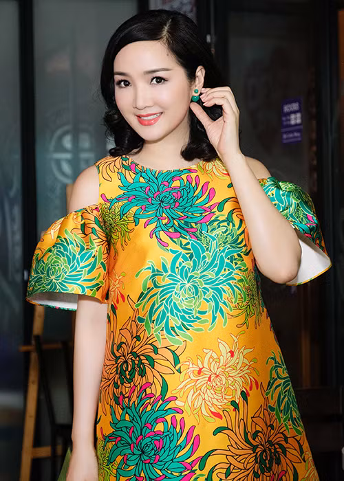 Giáng My được nhận xét sở hữu làn da trắng và gương mặt đầy đặn, đậm nét Á đông.