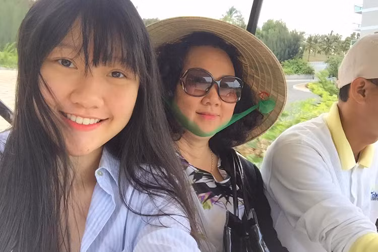 Uyển Ân hạnh phúc bên mẹ trong một chuyến đi. Hiện tại, bà đang lo thủ tục để cho cô con gái út đi du học.