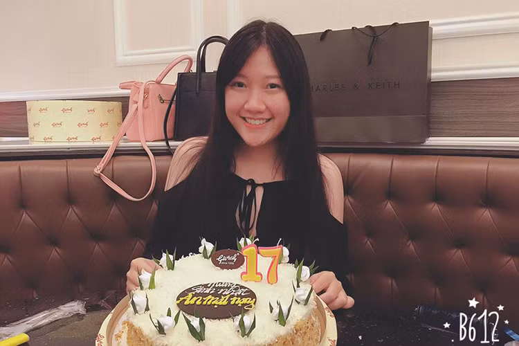Uyển Ân vui vẻ đón sinh nhật 17 tuổi và nhận được nhiều món quà hàng hiệu.
