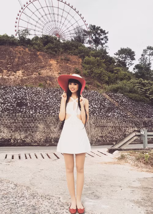 Chia sẻ về lần đầu tiên khám phá vịnh Hạ Long, Jessica Minh Anh cho biết rằng nơi đây rất đẹp và thật đáng tự hào.