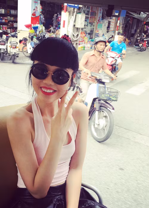 Khác với hình ảnh lộng lẫy trên sân khấu, nữ người mẫu kiêm doanh nhân trẻ trung và dễ thương ở đời thường.