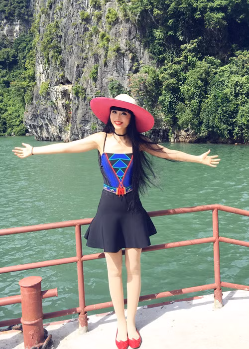 Sau show thời trang tại Pháp, dù rất bận rộn nhưng siêu mẫu Jessica Minh Anh vẫn cố gắng dành vài ngày về Việt Nam.