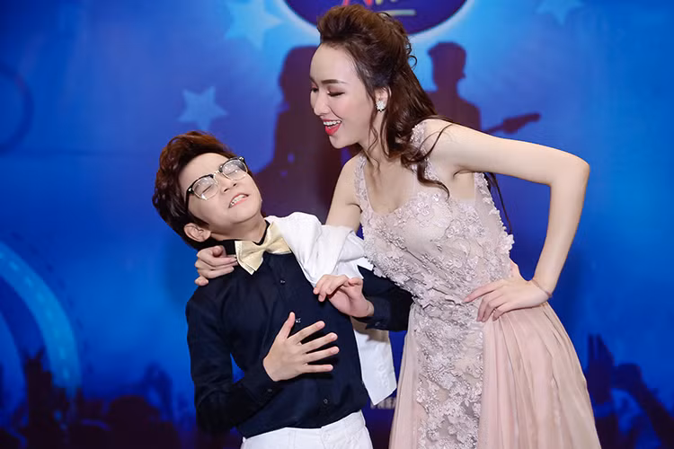 Ở hậu trường chung kết, Thiên Tùng và chị gái có khoảnh khắc nhí nhảnh bên nhau trước ống kính. 