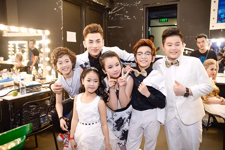 Isaac là một trong ba vị giám khảo của Vietnam Idol Kids. Trong đêm cuối cùng, nam ca sĩ vui vẻ chụp ảnh cùng các giọng ca nhí. 