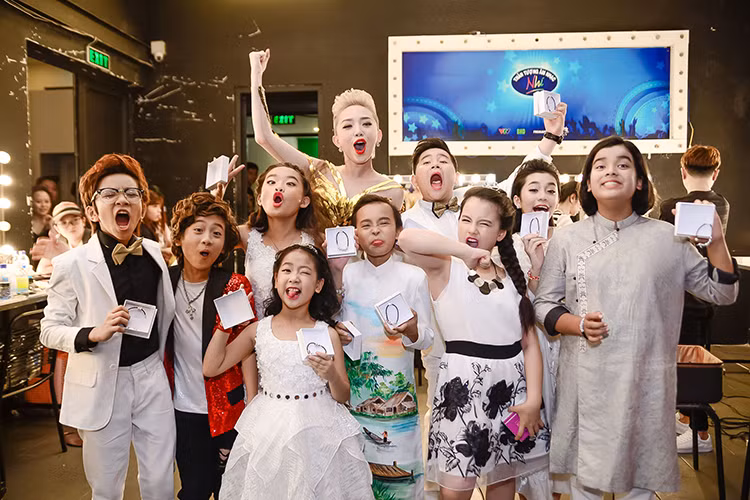 Ca sĩ Tóc Tiên cũng có những khoảnh khắc hạnh phúc bên các học trò của mình trong chương trình Vietnam Idol Kids. 