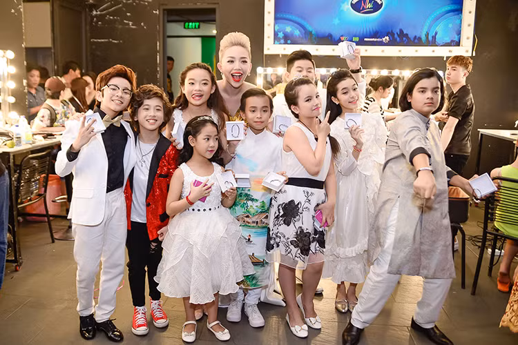 Ngoài top 4 bước vào chung kết, các thí sinh từng tham gia Vietnam Idol Kids cũng xuất hiện ở hậu trường.