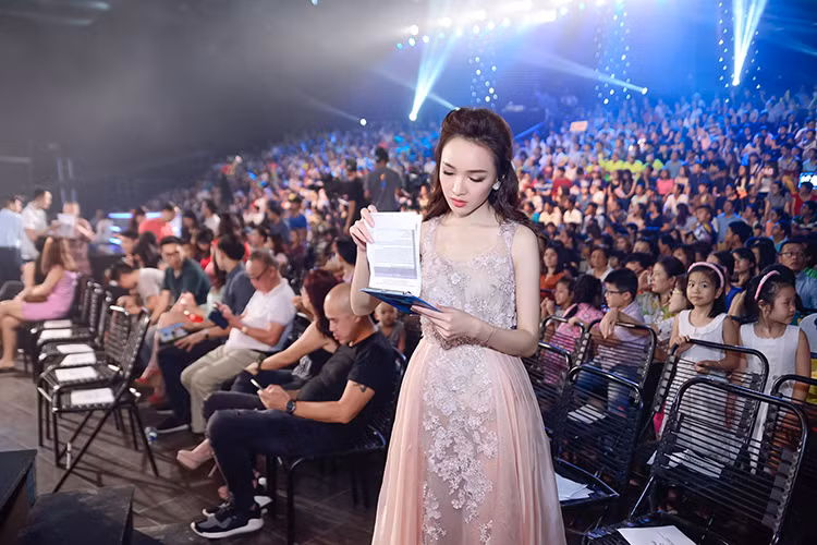 Nữ MC cho biết, việc xa các bé khiến cô có cảm giác một người chị cả nhớ đàn em thơ. Sau chương trình, cô sẽ vẫn giữ mối liên hệ và dõi theo những giọng ca nhí đầy tiềm năng này. 