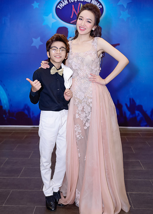  MC Thảo My vui vẻ bên em trai Thiên Tùng. Cậu nhóc là thí sinh dừng chân ở top 5 Vietnam Idol Kids. 