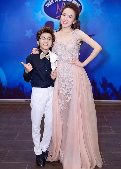  MC Thảo My vui vẻ bên em trai Thiên Tùng. Cậu nhóc là thí sinh dừng chân ở top 5 Vietnam Idol Kids. 