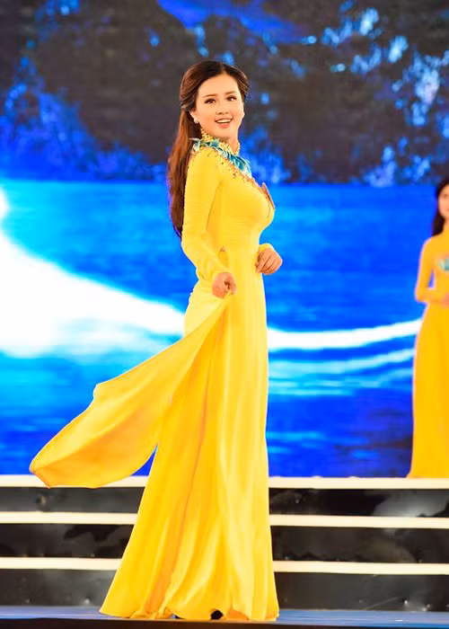 Nguyễn Bảo Ngọc đến từ Hà Nội. Cô sở hữu số đo hình thể: chiều cao 1m65, cân nặng 50kg và số đo ba vòng: 87-63-90. 