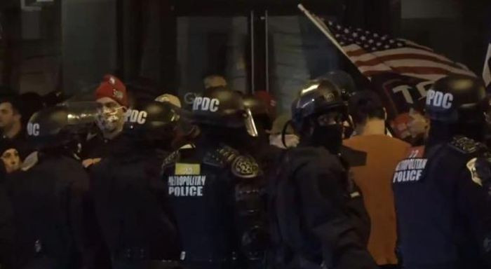 Phe ung ho va phan doi ong Trump dung do