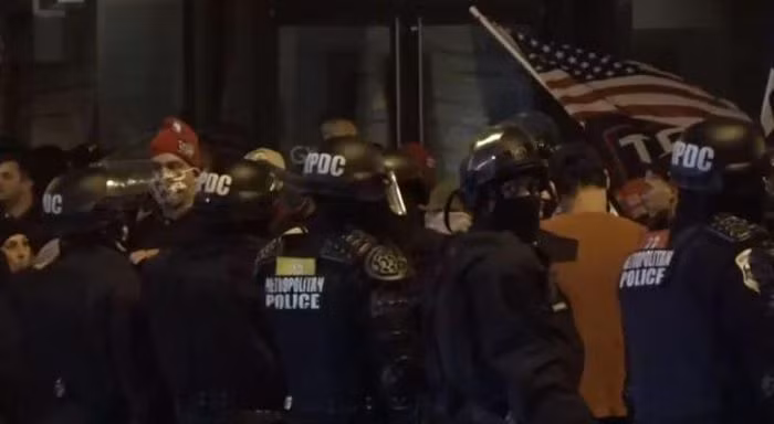 Phe ung ho va phan doi ong Trump dung do