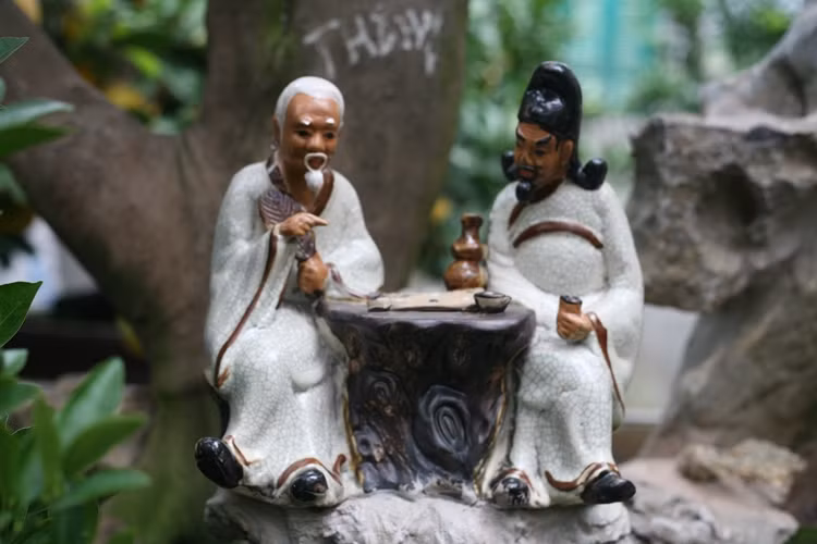 Mỗi tiểu cảnh đều được sắp xếp, tạo dáng cẩn thận theo từng vị trí dưới gốc bưởi.