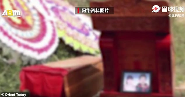 Trung Quoc: Bo me dao mo con gai, ban cho nha trai lam dam cuoi ma-Hinh-2