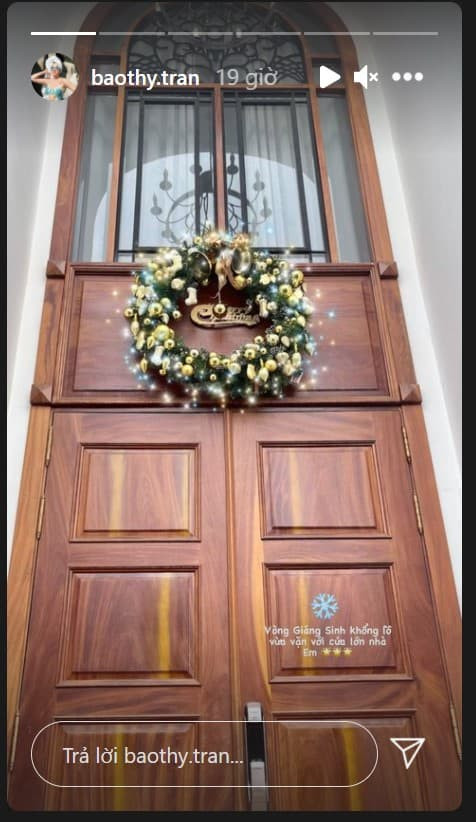  Bảo Thy chia sẻ: "Vòng Giáng sinh khổng lồ vừa vặn với cửa lớn nhà em".