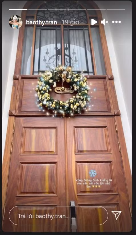  Bảo Thy chia sẻ: "Vòng Giáng sinh khổng lồ vừa vặn với cửa lớn nhà em".