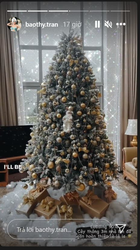 Cây thông 3m trong biệt thự của vợ chồng Bảo Thy.