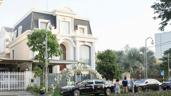 Khong khi Noel ben trong biet thu trang cua vo chong Bao Thy-Hinh-2