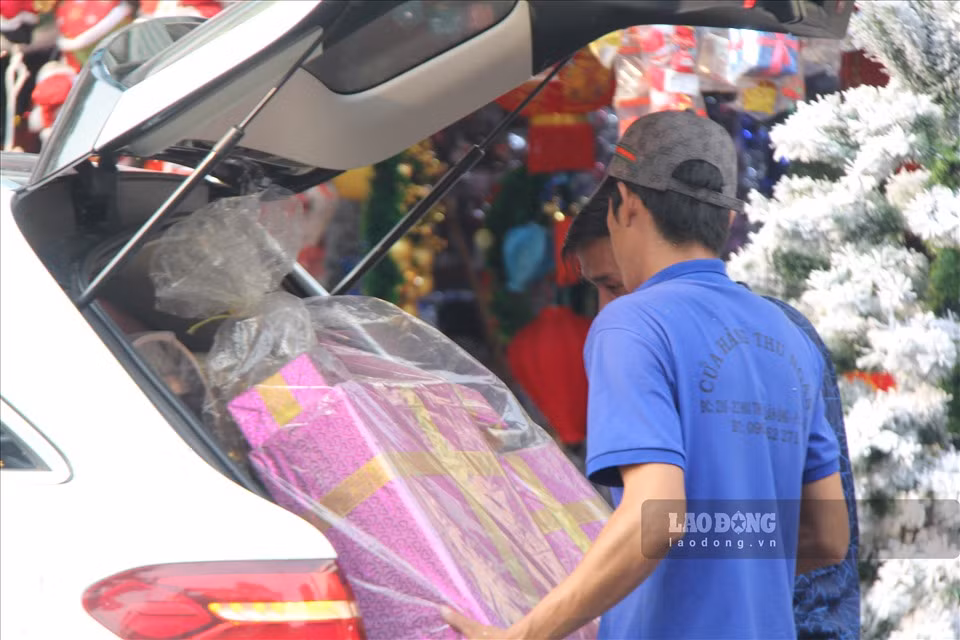 Đồ trang trí cồng kềnh, lại mua với số lượng lớn, một gia đình dùng ô tô tới để chở nhiều phụ kiện về.