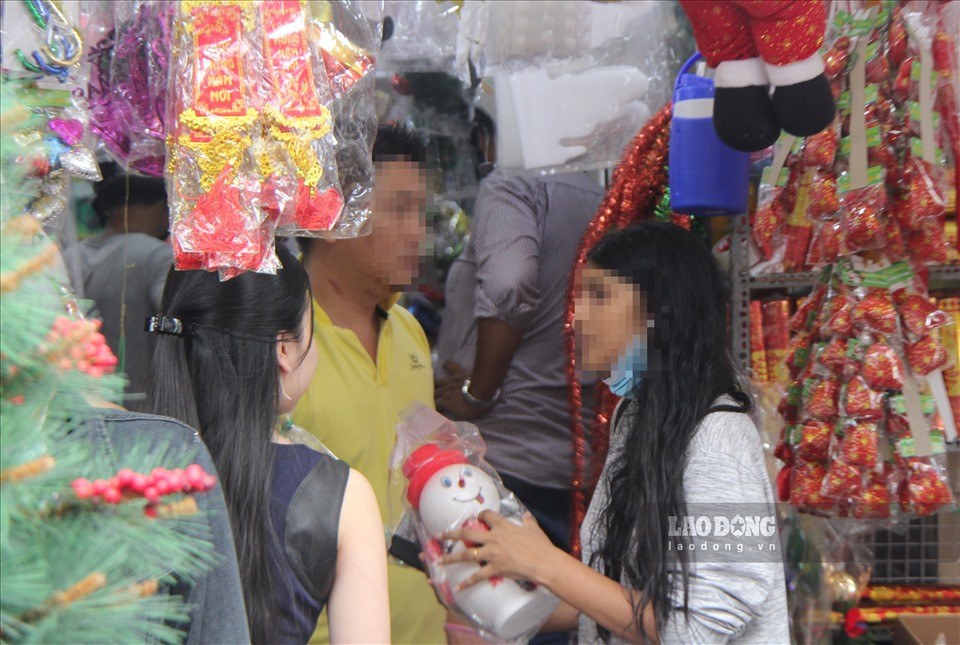 Theo Nghị định 117/2020/NĐ-CP, từ ngày 15.11.2020, hành vi không đeo khẩu trang nơi công cộng khi có yêu cầu để phòng dịch, có thể bị phạt tới 3 triệu đồng. Tuy nhiên, theo quan sát của PV thì còn có một số người đến đây mua sắm mà không sử dụng khẩu trang, không đảm bảo quy định phòng dịch.