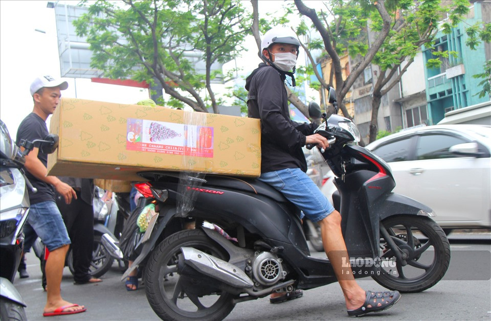 Những ngày này, những điểm kinh doanh ở đây thường mở cửa từ sáng sớm đến tận đêm muộn, không khi nào ngớt người ra vào.