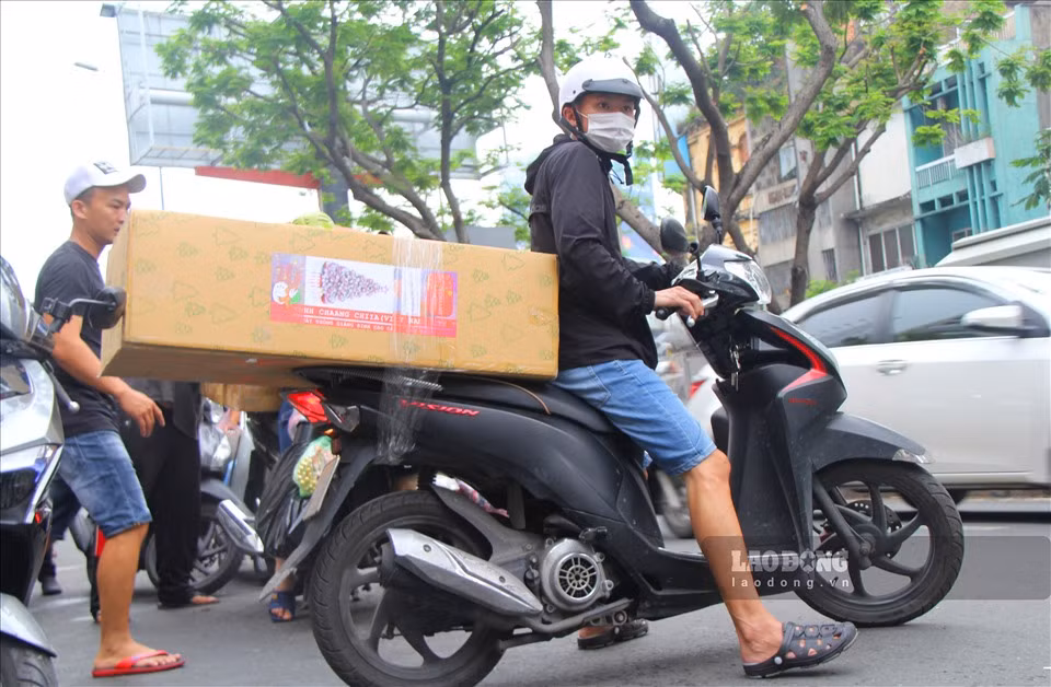 Những ngày này, những điểm kinh doanh ở đây thường mở cửa từ sáng sớm đến tận đêm muộn, không khi nào ngớt người ra vào.