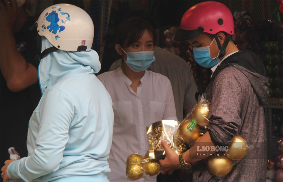 Chị Hoàng Lan (quận 5) cho biết tranh thủ ngày cuối tuần nên ghé đây sắm đồ để về cho người nhà trang trí, chuẩn bị cho dịp Noel sắp tới. “Những mặt hàng năm nay không có quá nhiều thay đổi, giá cả cũng không có biến động quá lớn. Hầu như năm nào cũng sắm sửa những món đồ như đèn led, quả châu, cây thông… nên tôi đã nắm được giá cả”, chị Lan cho hay.