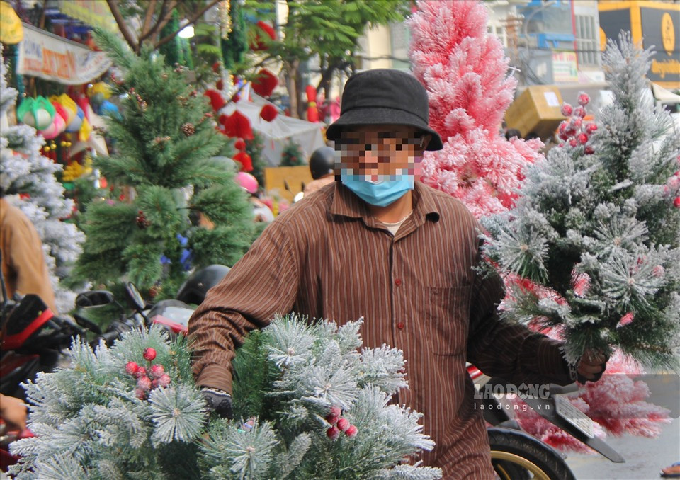 Anh Hòa, một nhân viên bán hàng tại một điểm kinh doanh tại đây cho biết, càng đến gần ngày Noel thì lượng người mua sắm cũng tăng lên, đặc biệt là vào ngày cuối tuần này, lượng người đến mua sắm tăng lên 2 đến 3 lần so với những ngày thường.