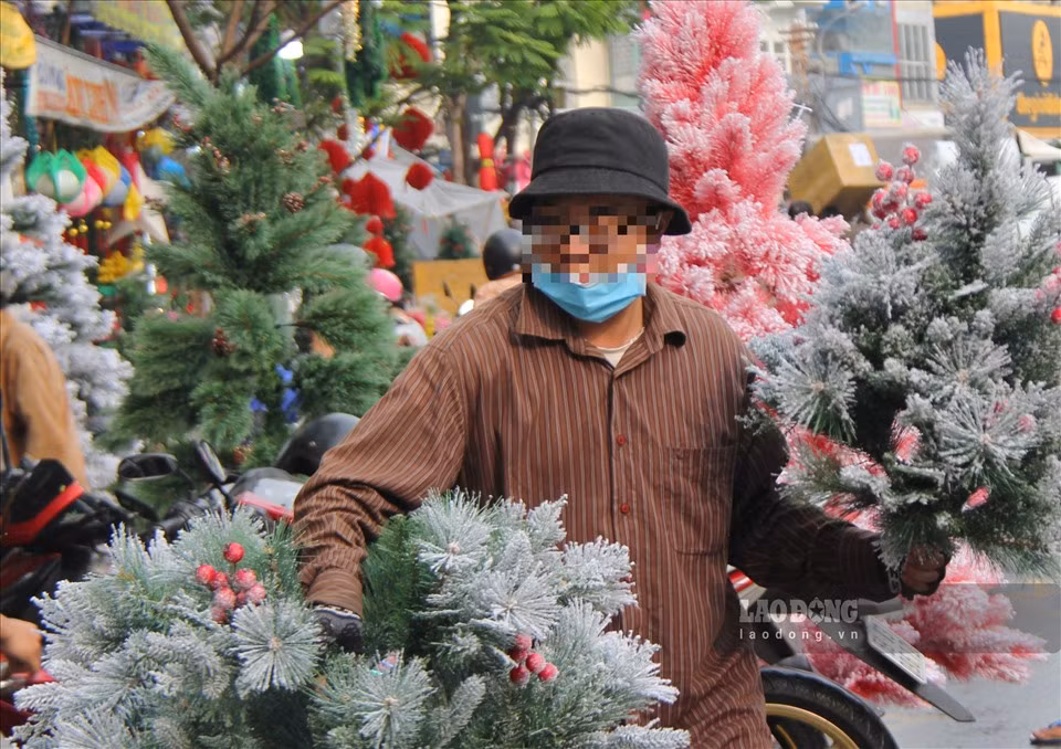 Anh Hòa, một nhân viên bán hàng tại một điểm kinh doanh tại đây cho biết, càng đến gần ngày Noel thì lượng người mua sắm cũng tăng lên, đặc biệt là vào ngày cuối tuần này, lượng người đến mua sắm tăng lên 2 đến 3 lần so với những ngày thường.