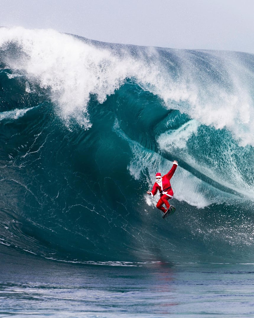 Tại Mỹ, cách ăn mừng Giáng sinh ở mỗi vùng lại khác nhau: cây thông Noel làm bằng bèo tấm ở bang Arizona, ông già Noel lặn biển tại bang New Jersey hoặc lướt sóng ở California. Tại bang Missouri, Santa Claus được thay thế bằng các nàng tiên.