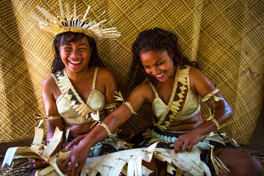 Đảo quốc Kiribati không những là địa điểm đón ánh mặt trời đầu tiên trên Trái Đất, mà còn được mệnh danh là “Đảo Giáng sinh”. Cái tên này được vị thuyền trưởng người Anh James Cook khởi xướng khi ông hạ neo ở đây vào đúng dịp Giáng sinh năm 1777. “Kiribati” được phát âm tương tự “Christmas” trong ngôn ngữ bản địa. Tuy nhiên, người dân nơi đây không mấy mặn mà với ngày lễ này.