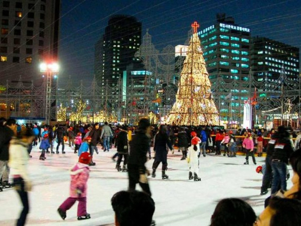 Hàn Quốc nổi tiếng những sân trượt băng đông đúc dịp Giáng sinh. Thay vì ăn bánh nhân trái cây khô như phương Tây, người dân xứ sở kim chi ăn mừng dịp lễ với bánh bông lan, bánh kem lạnh hoặc bánh gạo hấp ăn kèm trái cây. Trong bữa tối, gà tây cũng được thay thế bằng mì, thịt nướng và kim chi.