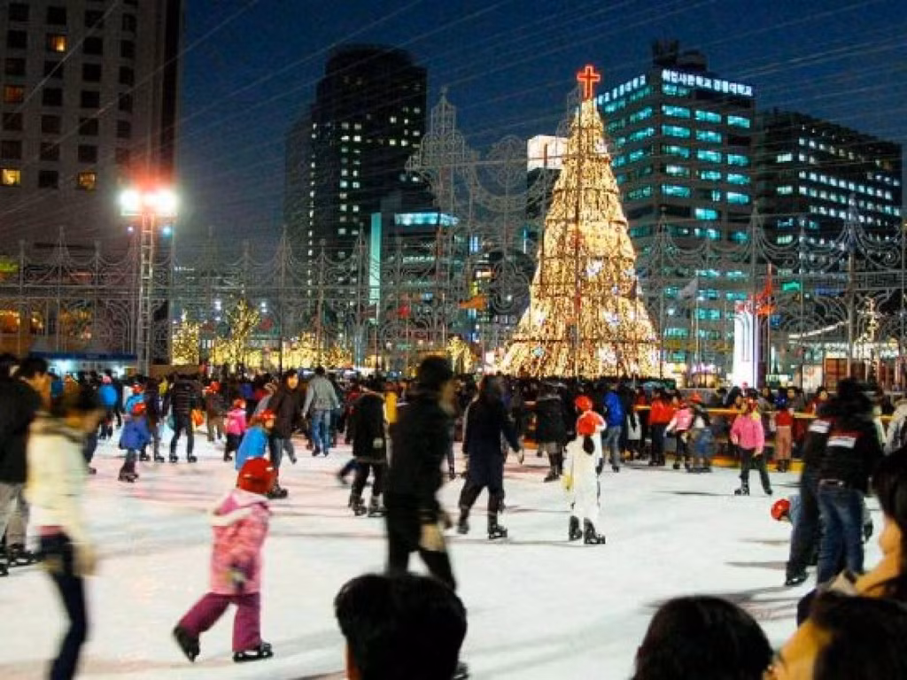 Hàn Quốc nổi tiếng những sân trượt băng đông đúc dịp Giáng sinh. Thay vì ăn bánh nhân trái cây khô như phương Tây, người dân xứ sở kim chi ăn mừng dịp lễ với bánh bông lan, bánh kem lạnh hoặc bánh gạo hấp ăn kèm trái cây. Trong bữa tối, gà tây cũng được thay thế bằng mì, thịt nướng và kim chi.