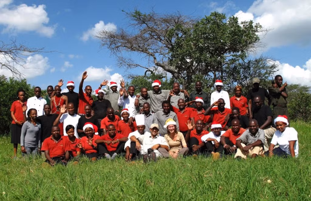 Châu Phi cũng có nhiều biến thể Giáng sinh. Ở Kenya, cây Giáng sinh được lựa chọn là cây bách, ở Madagascar là cây trạng nguyên, ở Zimbabwe là cây thường xuân. Khu vực Đông Phi như Ethiopia, Kenya và Tanzania, hay Botswana sử dụng thịt dê trong dịp lễ. Ở Nam Phi, pudding malva - một món tráng miệng dẻo phủ trong siro - được ưa chuộng.