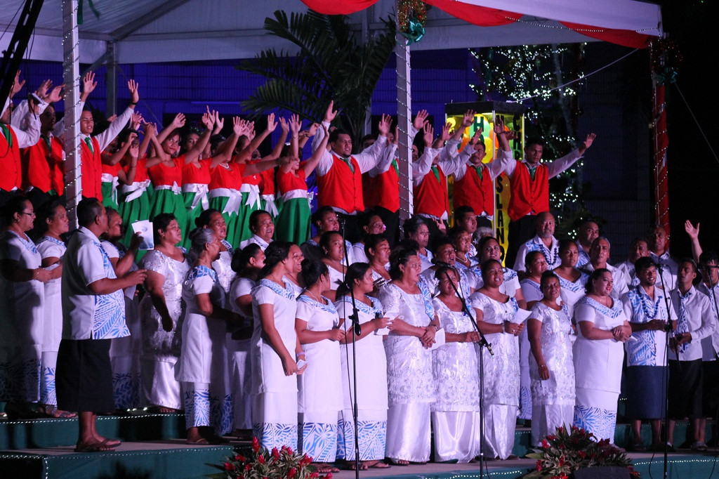 Trái lại, 12 ngày ăn mừng Giáng sinh là không đủ đối với người dân Samoa. Họ tổ chức trước lễ chính 13 ngày và cùng nhau hát thánh ca Giáng sinh khắp hòn đảo. Sự kiện ăn mừng còn được phát sóng hàng đêm trên truyền hình quốc gia trong nhiều năm, trừ năm 2019, khi dịch sởi bùng phát ở đảo quốc này.