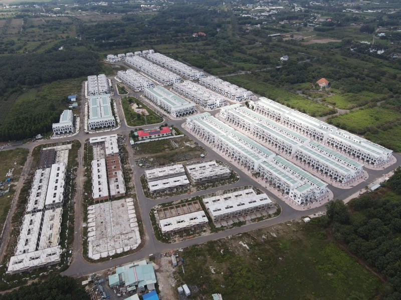 Du an 500 biet thu Viva Park xay trai phep... Khach mua “ngoi tren dong lua”