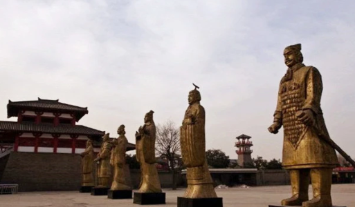 Vi sao Tan Thuy Hoang duc 12 buc tuong nguoi bang dong?