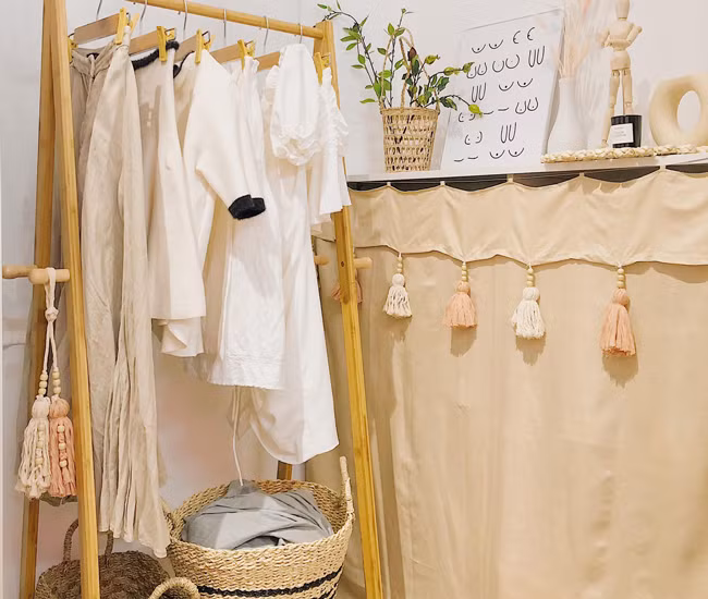 Đây là phòng ngủ của con gái, quần áo rất nhiều nên nhìn rất dễ bị lộn xộn và chật chội.